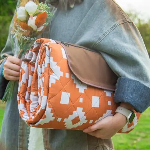 Produktbild: OESSUF Picknickdecke wasserdicht 200x200, extra große Picknickdecke XXL Stranddecke sandfrei tragbar maschinenwaschbar lagerbar faltbar für Camping und Wandern Karamell