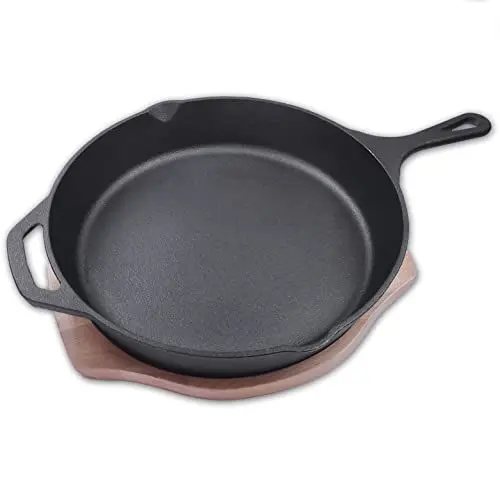 Produktbild: Okodo Gusseisenpfanne inkl. Untersetzer aus Birkenholz & Griffschutz - (Ø 31 cm) Gusseisen-Pfanne mit 2 Ausgüssen & 2 Griffen - kratzfest & antihaft