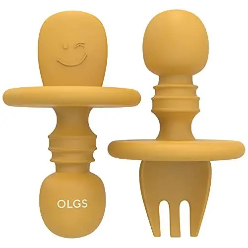 Produktbild: OLGS Silikon Besteck Kinderbesteck 2er Set | Esslernbesteck, Babybesteck, Babylöffel, Baby Gabel Löffel Esslernlöffel BPA-frei Mustard | Lernlöffel Babygabel Kindergeschirr Fütterungslöffel für Kinder