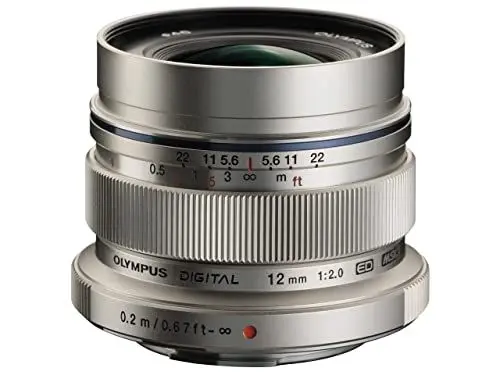 Produktbild: Olympus M.Zuiko Digital ED 12mm F2.0 Objektiv, lichtstarke Festbrennweite, geeignet für alle MFT-Kameras (Olympus OM-D & PEN Modelle, Panasonic G-Serie), silber
