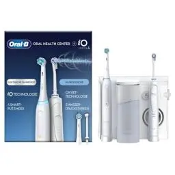 Produktbild: Oral-B Oral Health Center Munddusche mit Oxyjet-Technologie für Zahnreinigung, 2 Ersatzdüsen & iO Series 4 Elektrische Zahnbürste, Electric Toothbrush, 2 Aufsteckbürsten, 4 Modi für Zahnpflege, weiß