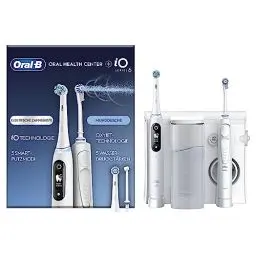 Produktbild: Oral-B Oral Health Center Munddusche mit Oxyjet-Technologie für Zahnreinigung, 2 Ersatzdüsen & iO Series 6 Elektrische Zahnbürste/Electric Toothbrush, 2 Aufsteckbürsten, 5 Modi für Zahnpflege, weiß