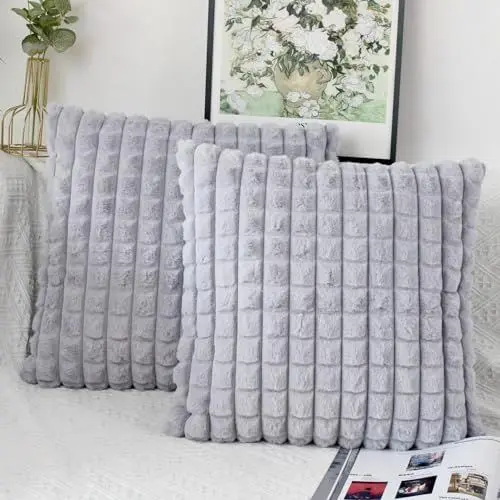 Produktbild: OYIMUA Silber Grau Kissenbezug 50x50 2er Set Flauschig Kuschelkissen Plüsch Kissenbezüge Dekokissen Weich Pelz Kissenhülle Luxus Sofakissen Quadratisch Deko Kissen