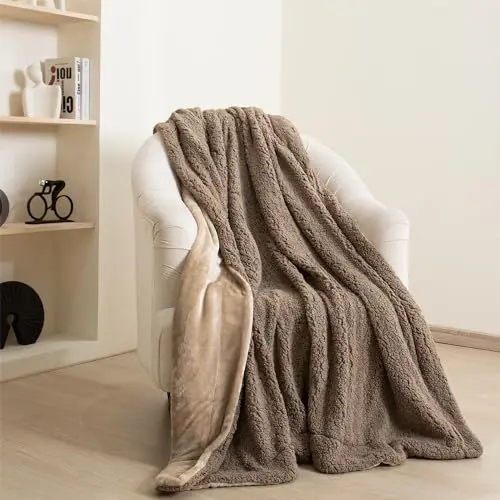 Produktbild: Paco Home Kuscheldecke Flauschig Decke Sofa Sherpa Sofaüberwurf Couchdecke Wohndecke Wohnzimmerdecke Wendbar Skandi, Farbe:Braun 1, Größe:150x200cm