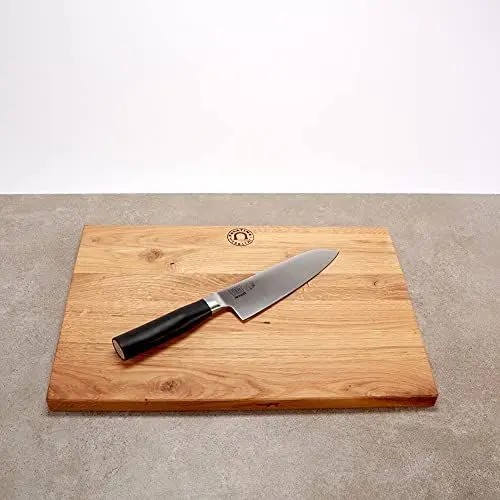 Produktbild: KAI Shun Tim Mälzer Bundle | scharfes Kamagata Santoku MesserTMK-0702 | + | handgefertigtes XXL-Schneidebrett, 40x 30 cm (Eiche) | VK: 169,- €