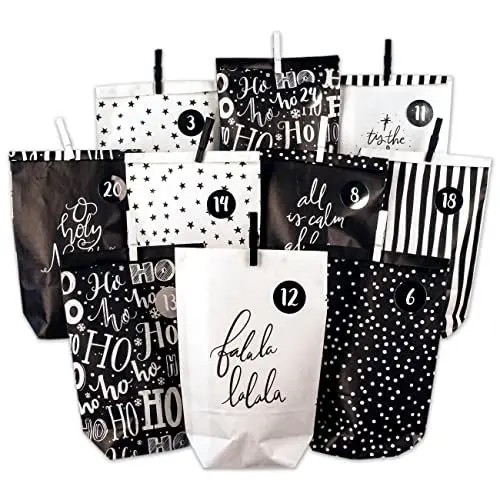 Produktbild: Papierdrachen Adventskalender zum Befüllen - 24 schwarze und weiße bedruckte Geschenktüten und 24 Zahlenaufkleber - Motiv Holy Night black & white - zum Basteln und Verschenken - Weihnachten
