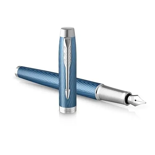 Produktbild: Parker IM Füller | Blaugraue Premium-Lackierung mit Chromverzierung | Füllfederhalter mit feiner Feder und blauer Tinte | Geschenkbox