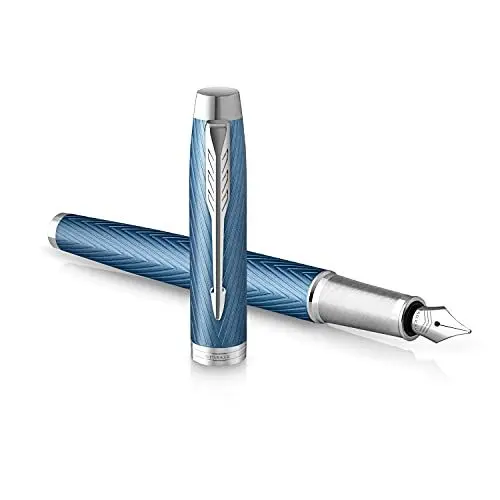 Produktbild: Parker IM Füller | Blaugraue Premium-Lackierung mit Chromverzierung | Füllfederhalter mit mittlerer Feder und blauer Tinte | Geschenkbox