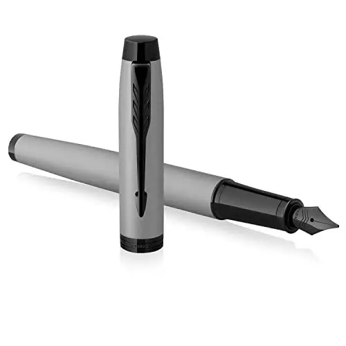 Produktbild: Parker IM Füller | Mattgrau mit schwarzen Zierteilen | Füllfederhalter mit mittlerer Feder und blauer Tinte | Geschenkbox
