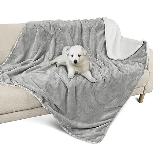 Produktbild: Pawsee Wasserdicht Hundedecke Katzendecke mit Pfotenabdruck, Waschbar Fleece Sherpa Hundehandtuch für Couch Bett Outdoor, Wasserdichte Tagesdecke Bettschutz Sofa Überwurf Sofabezug, 150 x 130 cm, Grey