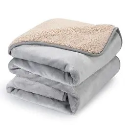 Produktbild: PETTOM Fleece Hundedecke wasserdichte Haustierdecken, weicher Plüschüberwurf für Katzen Welpen Schützt Couch, Stühle, Auto oder Bett vor Verschütten, Flecken - Maschine waschbar 152 x 127 cm