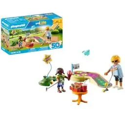 Produktbild: PLAYMOBIL myLife 71449 Minigolf, Schlag um Schlag zum Ziel, inklusive Golfschläger, Bällen, süßen Waffelherzen und EIS, nachhaltiges Spielzeug für Kinder ab 4 Jahren