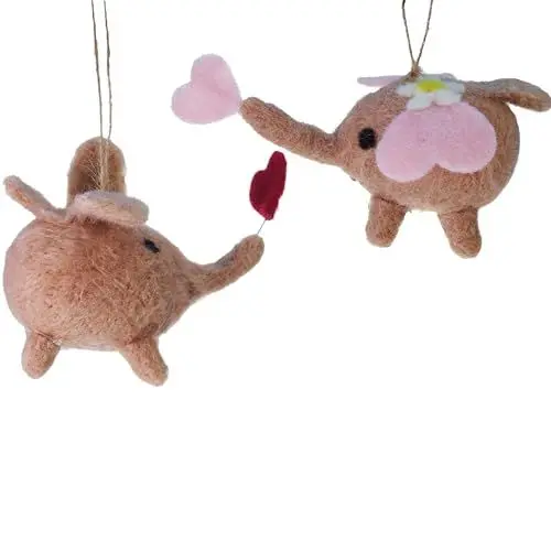 Produktbild: POMMERNTRAUM ® | Weihnachtsdekoration Baumhänger Dekofiguren 2 verliebte Elefanten mit Herz Filztiere Filzfiguren Filzelefanten Elefantenpaar Dumbo + Dolly