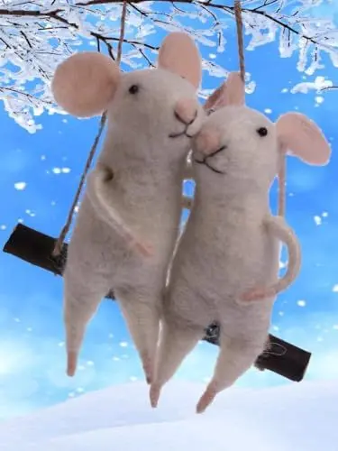 Produktbild: Pommerntraum ® | Dekorationsfigur Sammlerfigur verliebte Mäuse auf der Schaukel Weihnachtsdekoration Weihnachtsmäuse Dekoration Maus Mäuserich (Felix + Frieda)