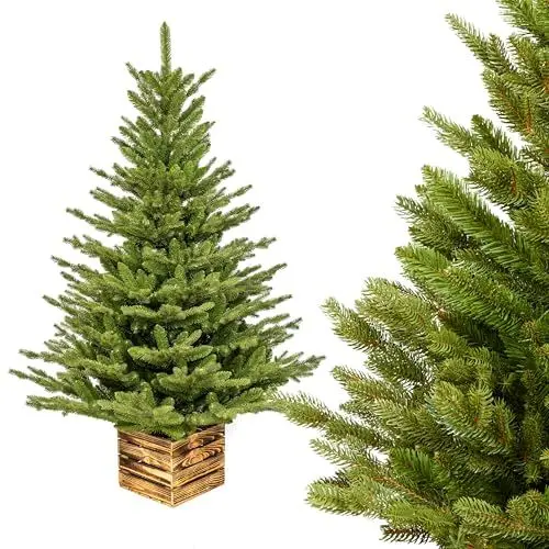 Produktbild: Premium Künstlicher Weihnachtsbaum 150 cm I Künstlicher Tannenbaum mit Holzkisten-Ständer I Zweige Imitieren Echten Baum I Mix aus Spritzguss & PVC I Dichte Nadeln I Tasche Inklusive I Made in EU