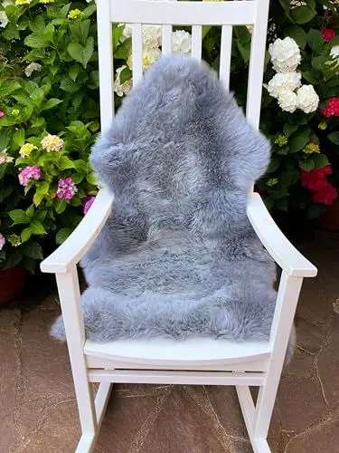 Produktbild: Premium Lammfell Schaffell von LANABEST. Echtes Fell mit ganz zarter Wolle. Kuschelfell, geruchsarm, schadstoffarm und chromfrei. Geschenkqualität. Länge ca. 95cm (grau, hellgrau)