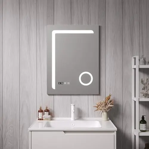 Produktbild: pro.tec LED Badspiegel Chambave Wandspiegel mit Beleuchtung 3 Lichtfarben vertikal Schminkspiegel für Badezimmer rechteckig 60 x 80 cm Silberfarben beschlagfrei Lichtspiegel mit Lupe Uhranzeige