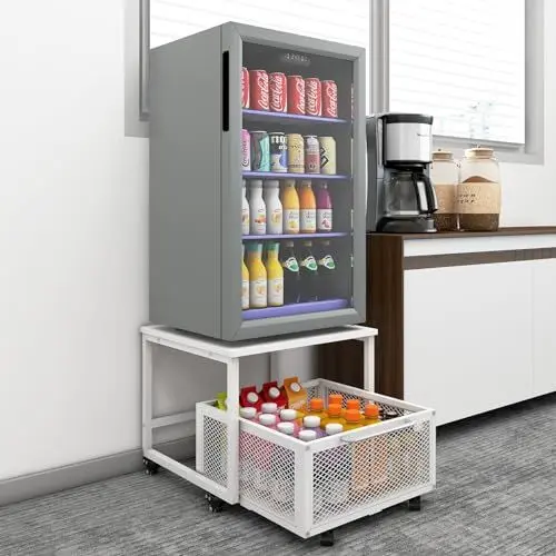 Produktbild: PUNCIA Kühlschrankständer auf Rollen Kühlschrankhalter mit Metallkorb Untergestell für Kühlschrank Sockel für Gefrierschrank Ausziehbarer Aufbewahrungskorb Küche Wohnzimmer Arbeitszimmer Büro Weiß