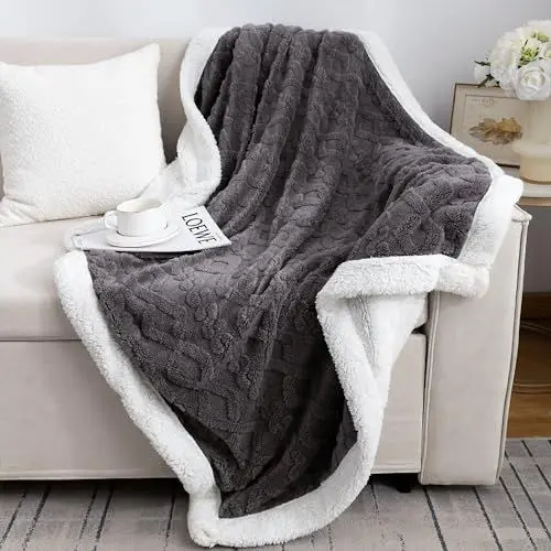 Produktbild: QOFLY Kuscheldecke Flauschig Sofaüberwurf Grau - Decke Sofa 100x150 cm Klein als Couchdecke Überwurf und Wohnzimmerdecke, Wohndecke aus weiche Fleece und warm Sherpa, Fleecedecke
