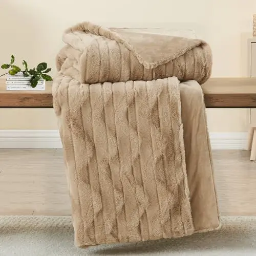 Produktbild: Qucover Kuscheldecke Flauschig, Warme Kuscheldecke Braun, Felldecke, Flauschige Wohndecke, Weich Sofadecke, Couchdecke, Kunstfelldecke, Flauschige Decke für Couch und Bett,127x152cm