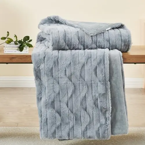 Produktbild: Qucover Kuscheldecke Flauschig, Warme Kuscheldecke Grau, Felldecke, Flauschige Wohndecke, Weich Sofadecke, Couchdecke, Kunstfelldecke, Flauschige Decke für Couch und Bett,127x152cm
