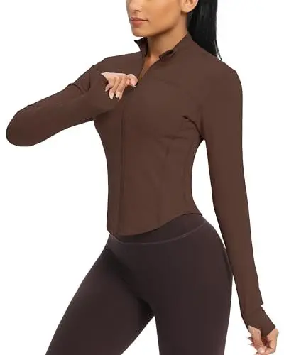 Produktbild: QUEENIEKE Kurze Damen Sportjacke – Leichtes atmungsaktives Yoga-Oberteil mit Daumenlöchern für Fitness & Training (Stadtbraun, S)