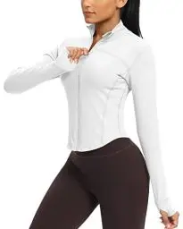 Produktbild: QUEENIEKE Kurze Damen Sportjacke – Leichtes atmungsaktives Yoga-Oberteil mit Daumenlöchern für Fitness & Training (Weiß, S)