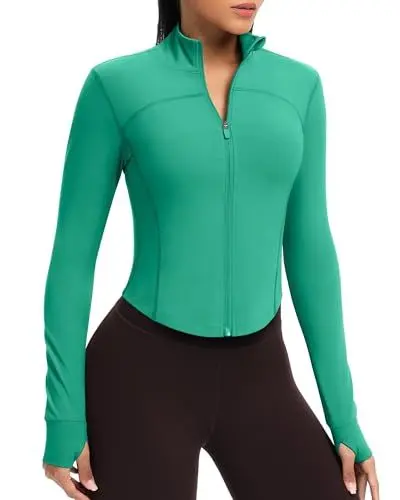 Produktbild: QUEENIEKE Kurze Damen Sportjacke – Leichtes atmungsaktives Yoga-Oberteil mit Daumenlöchern für Fitness & Training (Kaskadiengrün, S)