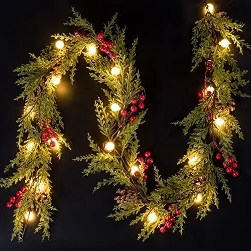 Produktbild: Quntis Weihnachtsgirlande mit Beleuchtung 20 Kugel Lichterkette 175cm Tannengirlande mit Timer 8Modi Kiefernzweige Girlande Weihnachten mit Rote Beeren Tannenzapfen Glöckchen für Weihnachtsdeko