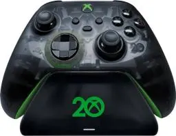 Produktbild: Razer Universelle Schnellladestation - Schnellladegerät für Xbox-Controller (Universelle Kompatibilität, Magnetkontaktsystem, Passend zu jedem Xbox-Controller) 20th Anniversary