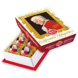 Produktbild: Reber, Mozart-Kugeln Barock, 6er Packung, Mozart-Kugeln aus Zartbitter-Schokolade, Gefüllt mit Pistazien-Marzipan, Mandeln und Haselnuss-Nougat, 120g (6 Mozart-Kugeln)