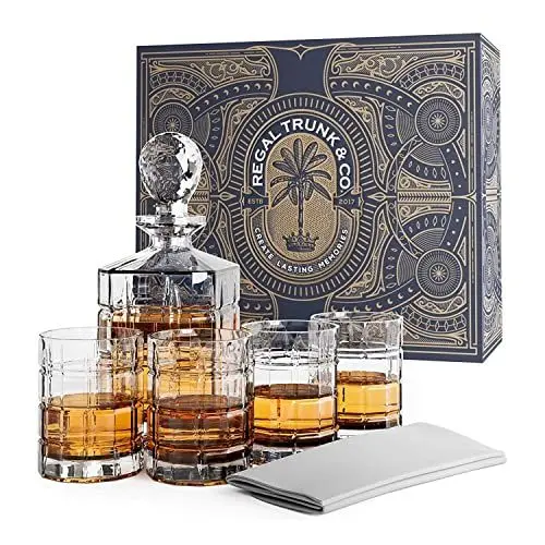 Produktbild: Regal Trunk & Co. Whisky Kristallgläser Set mit Dekanter - 4 Quadratisch Gravierte Tumbler und Karaffe - Kristall Whisky Dekanter Set für Bourbon und Scotch - Geschenkbox und Poliertuch Inklusive