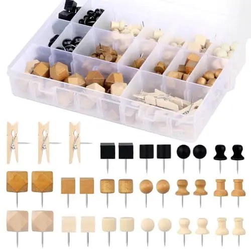 Produktbild: Reißzwecken-Set aus Holz mit Aufbewahrungsbox, 230 Stück Reißzwecken aus Holz, Reißzwecken aus Walnussholz, 3 Farben und 7 Stile für Korktafeln, Karten, Fotos, Bastelarbeiten