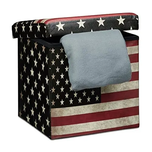 Produktbild: Relaxdays Faltbarer Sitzhocker 38 cm stabiler Sitzwürfel mit trendigen Motiven als praktische Fußablage als Sitzwürfel mit bedrucktem Kunstleder als Aufbewahrungsbox mit Stauraum und Deckel, USA