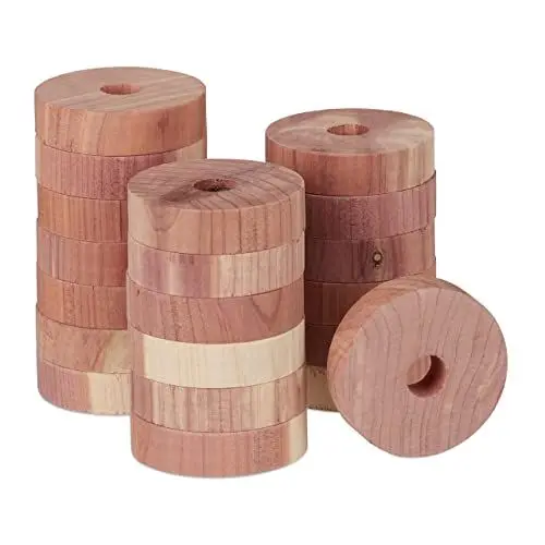 Produktbild: Relaxdays Mottenschutz aus Zedernholz, 20 Ringe für Kleiderschrank, Langzeit, natürliches Mottenmittel, D: 4 cm, natur