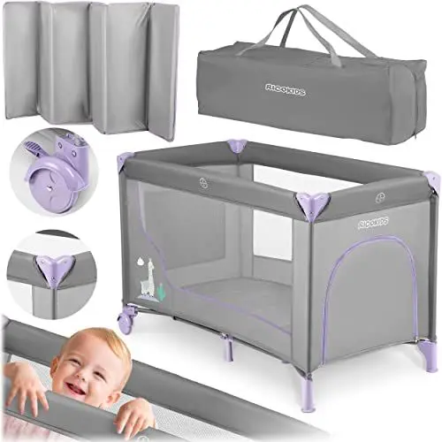 Produktbild: Ricokids Reisebett Baby Mit Matratze 125 x 65 x 78 cm Kinderreisebett Babybett Bis 15 kg 2 Räder Mit Bremsen Abnehmbarer Seiteneingang Transporttasche Faltbar Kompakt Hellgrau Lavendel