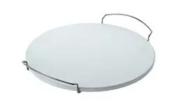 Produktbild: RÖSLE Pizzastein rund, Hochwertiger Pizzastein aus Cordierit zur Zubereitung von Pizza, Flammkuchen, Brot usw. auf dem Grill oder im Backofen, verchromte Stahlgriffe, 41 cm