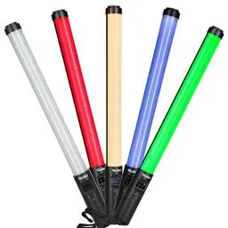 Produktbild: Rollei Lumis Glow RGB LED Stablicht, Leuchtstab mit 256 Farbnuancen und 7 Lichteffekte. Mobile Foto-Leuchte ideal für die Protrait-Fotografie und Lightpainting. 114 LED leisten 1100 lx (5500 K, 100%)
