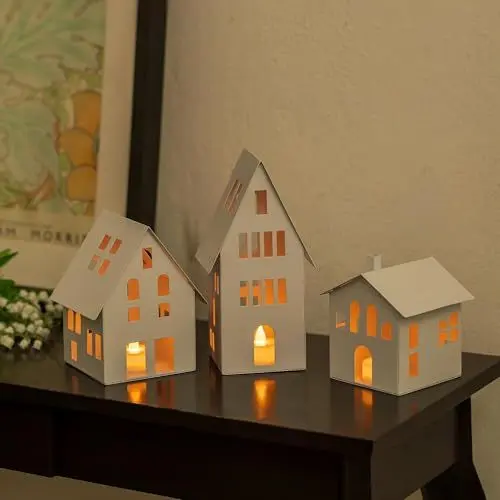 Produktbild: Lichthaus Metall Windlicht für Deko Wohnzimmer: Romadedi Haus mit LED Kerzen Kerzenhalter Laterne Weiß - für Weihnachtsdeko Weihnachten Teelichthaus Häuser für Room Decor Fensterdeko, 3er Set