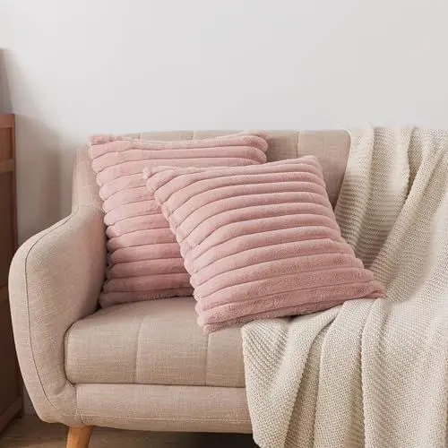 Produktbild: RongRongIN Plüsch Kissenbezüge 45x45 cm 2er Set – Rosa Flauschig Zierkissenbezug, Weich Warm Künstlich Pelz Luxus Kissenhülle für Schlafzimmer Wohnzimmer Sofa Couch Bett Auto Dekorativ Kissenbezug