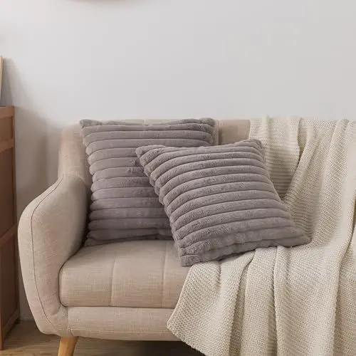 Produktbild: RongRongIN Plüsch Kissenbezüge 60x60 cm 2er Set – Grau Flauschig Zierkissenbezug, Weich Warm Künstlich Pelz Luxus Kissenhülle für Schlafzimmer Wohnzimmer Sofa Couch Bett Auto Dekorativ Kissenbezug