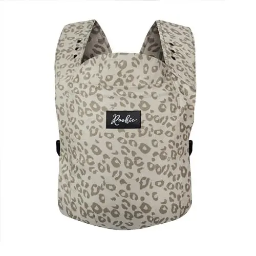 Produktbild: ROOKIE Babytrage Premium - Schnell & einfach angelegt - Bequeme Baby Trage für Neugeborene ab Geburt bis 15kg - Baby Carrier aus Bio Baumwolle (Leopard Beige)