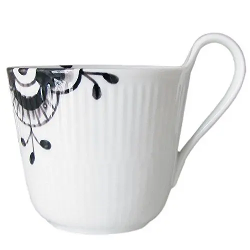 Produktbild: Royal Copenhagen Black Fluted Mega Tasse mit Henkel aus Porzellan in der Farbe Weiß-Schwarz 33cl, 1017018