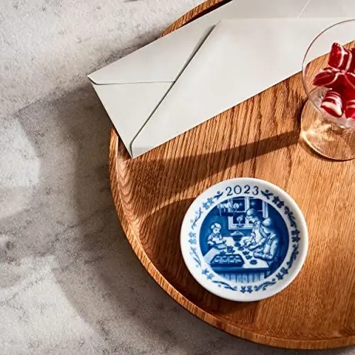 Produktbild: Royal Copenhagen Plakette 2023 Weihnachtsbacken aus Porzellan hergestellt, Farbe: Blau, Durchmesser: 8,5 cm, 1066050