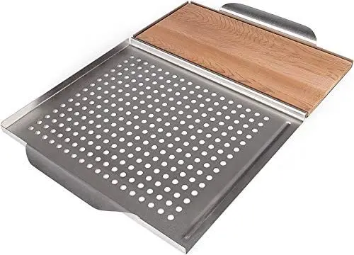 Produktbild: Rustler Grillplatte aus rostfreiem Edelstahl mit Räucherbrett | Grillplanke aus 100% original kanadischem Zedernholz | 45 x 30,5 x 3 cm | zum Grillen von Fleisch, Fisch und Gemüse