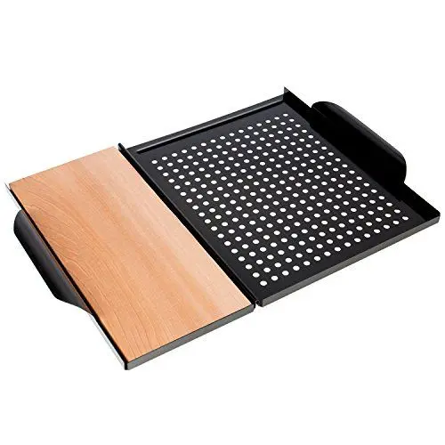 Produktbild: Rustler Grillplatte aus rostfreiem Karbonstahl mit Räucherbrett | Grillplanke aus 100% original kanadischem Zedernholz | 45 x 30,5 x 3 cm | zum Grillen von Fleisch, Fisch und Gemüse