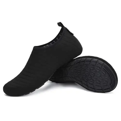 Produktbild: SAGUARO Badeschuhe Herren Wasserschuhe Damen Schwimmschuhe Aquaschuhe Schnell Trocknend Strandschuhe Surfschuhe Leicht Neoprenschuhe Wassersportschuhe Tauchschuhe Smoky Black Gr. 42/43 EU