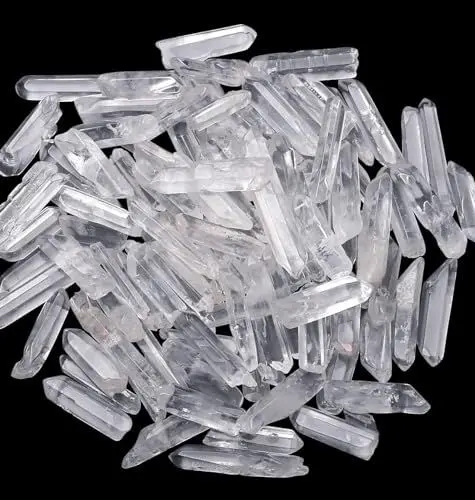 Produktbild: Sahoottie Natürlicher Bergkristall Steine Spitzen Klarer Quarz Stab Polierter Klare Spitze UnregelmäßIger Kristallstein Spitze Heilsteine Reiki Stein für Balance Energie 100g (1-3cm)