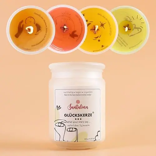 Produktbild: Glückskerze – Duftkerze mit zufälliger Botschaft im Wachs | Neroli & Sandalwood & Cedar | Kreatives Geschenk | Große Sojawachs-Duftkerze im Glas | Scented Candle Gift | 450g, ca. 45 Std