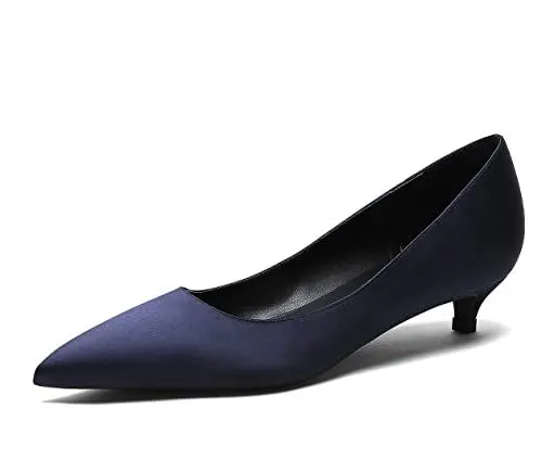 Produktbild: REKALFO Spitz zulaufende Absätze für Damen Satin Damenpumps mit Kitten Heel Slip On Damenschuhe für Hochzeitsfeier Urlaub Dunkelblau 39 EU